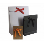 Pochettes cadeaux kraft, blanches et  noires à ruban