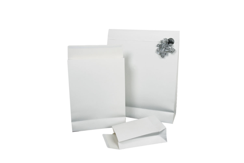 Pochettes cadeaux blanches pelliculées mat