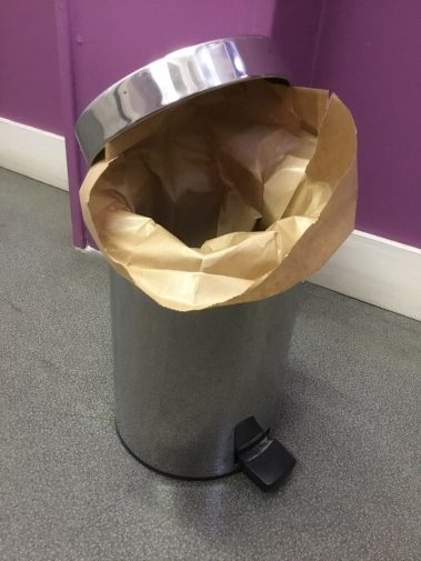 Un sac en papier pour protéger votre poubelle de salle de bain !